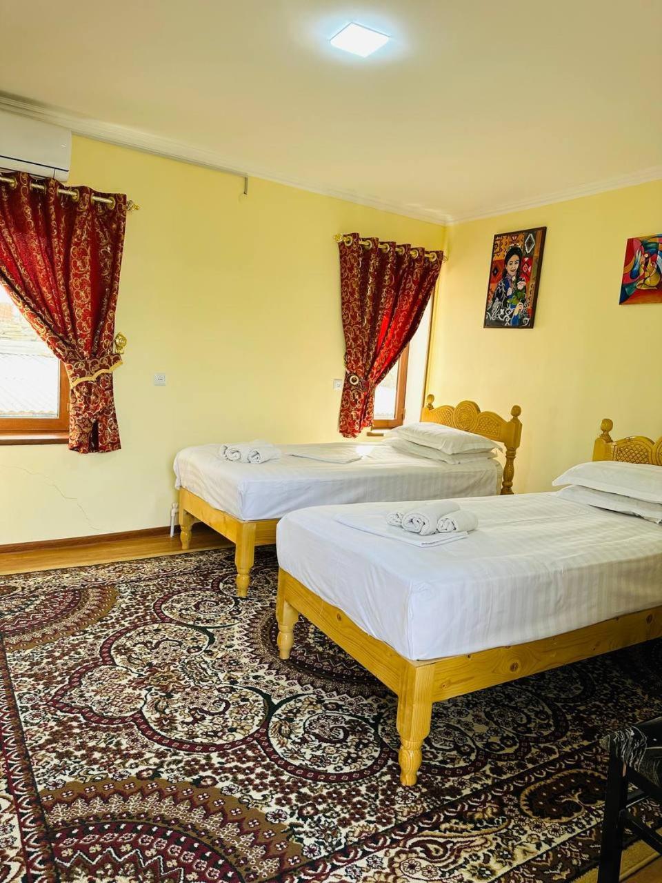 בוקורו Parivash Guest House מראה חיצוני תמונה