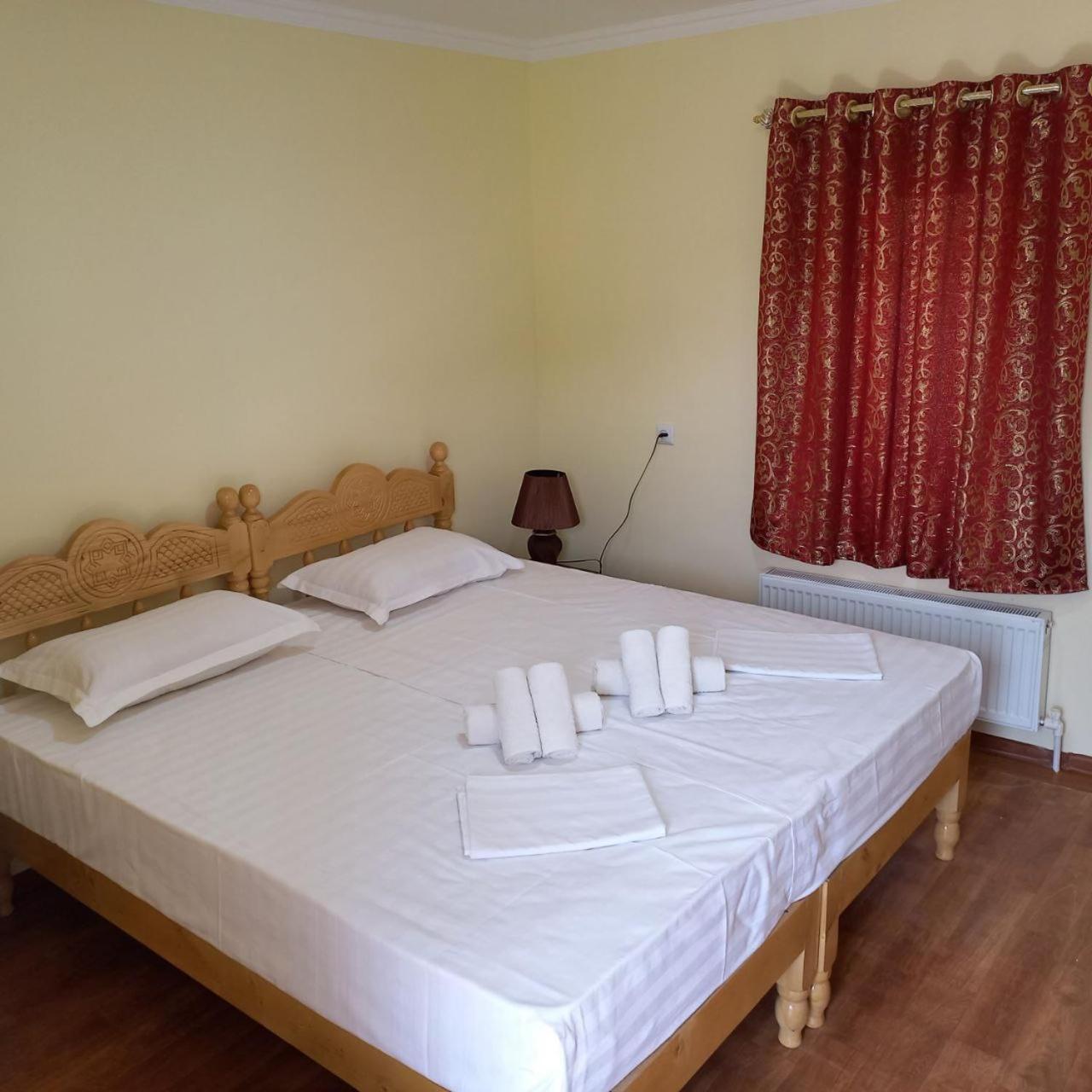 בוקורו Parivash Guest House מראה חיצוני תמונה