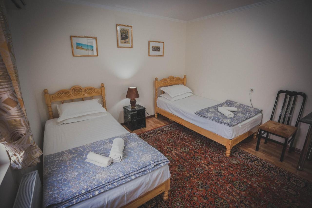 בוקורו Parivash Guest House מראה חיצוני תמונה