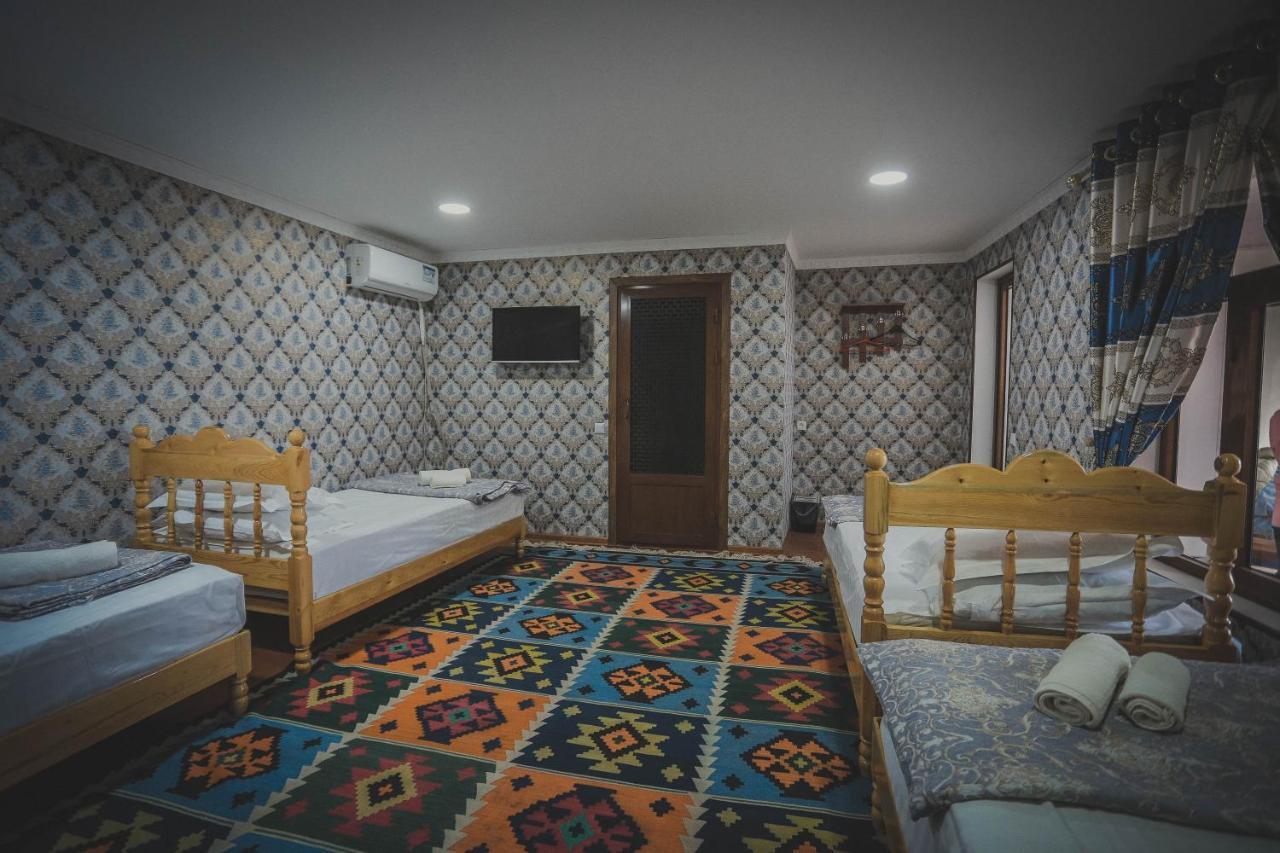 בוקורו Parivash Guest House מראה חיצוני תמונה