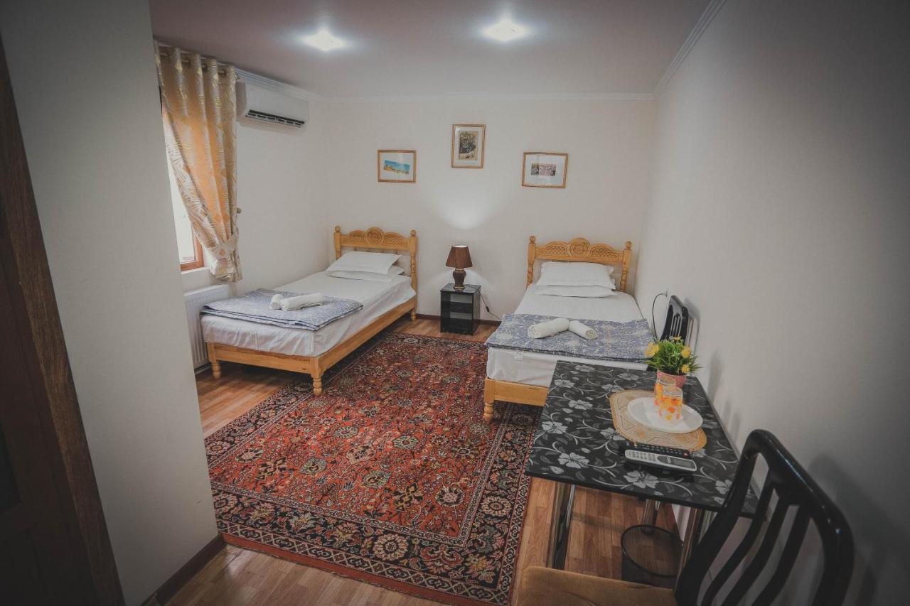 בוקורו Parivash Guest House מראה חיצוני תמונה